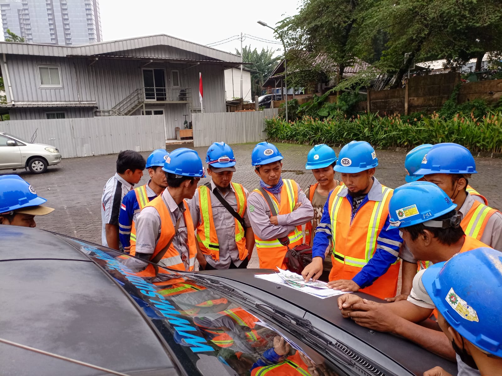 Teknisi PT STM sedang melakukan instalasi unit AC