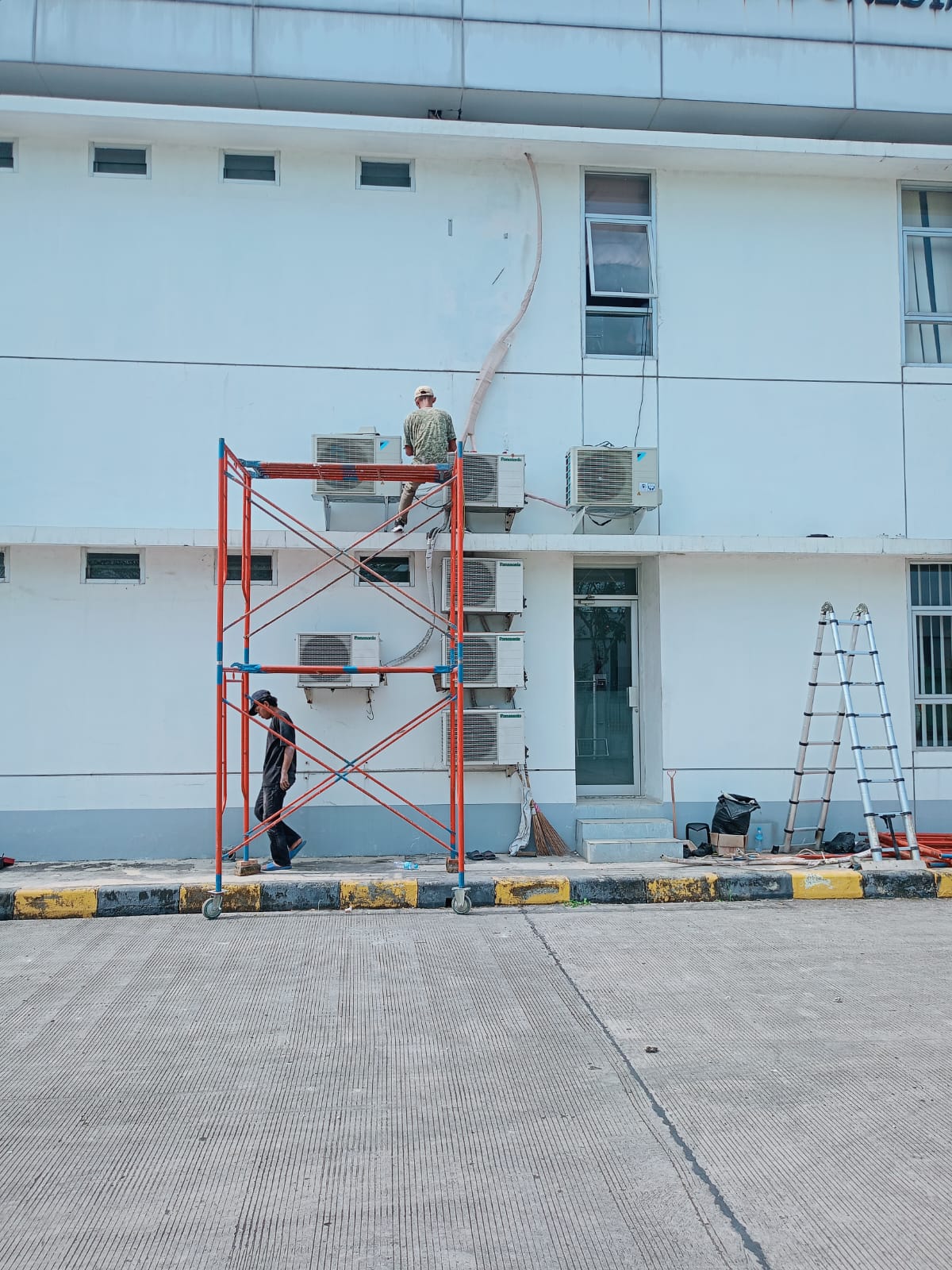 Teknisi melakukan maintenance dan cuci mendalam pada deretan unit outdoor AC